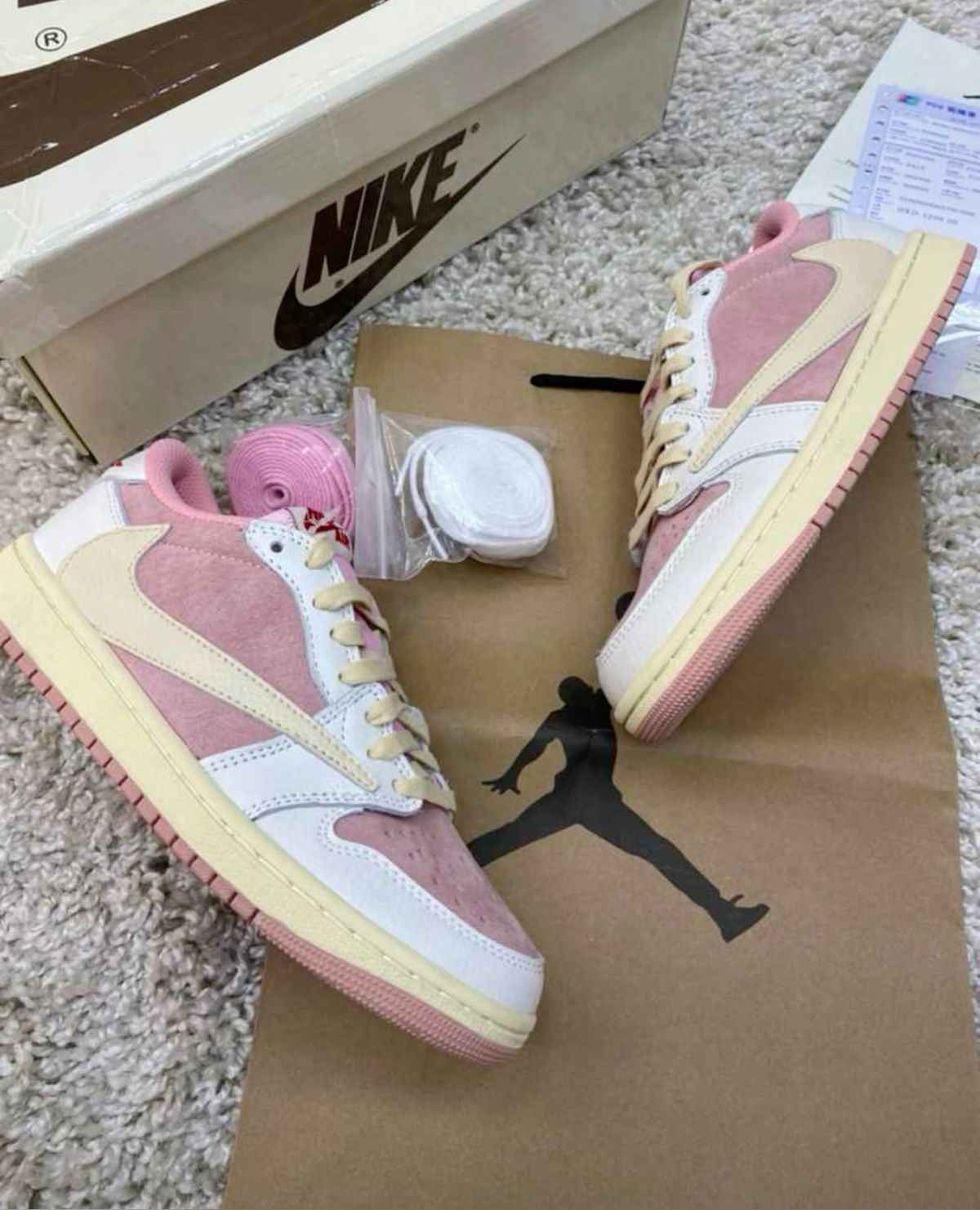 Air Jordan 1 Low White Pink Travis Scott Edition - A Statement in Style