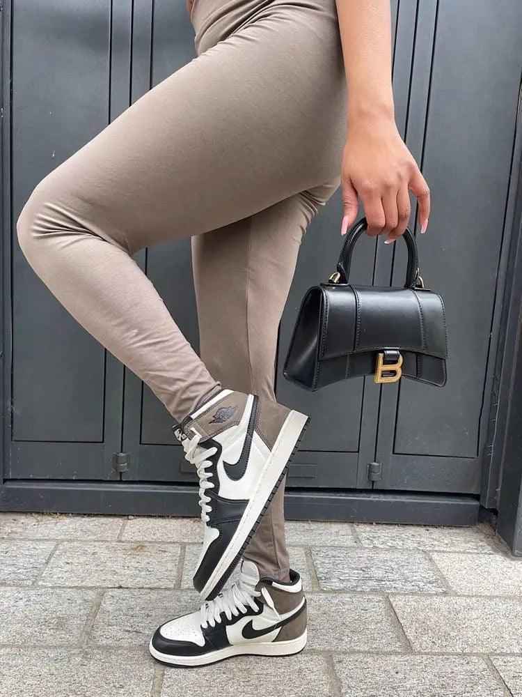 Air Jordan 1 Retro High Dark Mocha - Timeless Style Meets Luxury Comfort