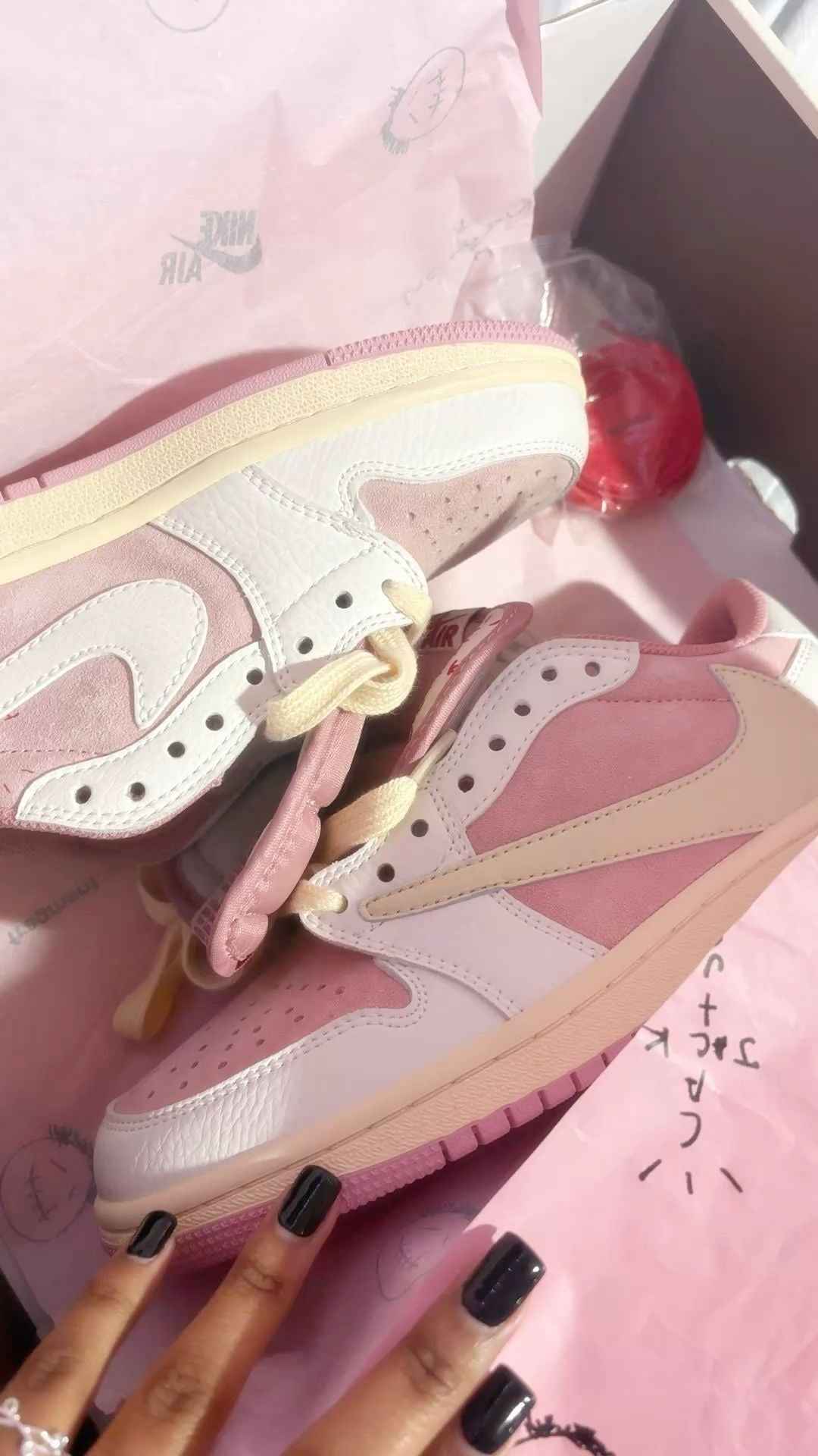 Air Jordan 1 Low White Pink Travis Scott Edition - A Statement in Style