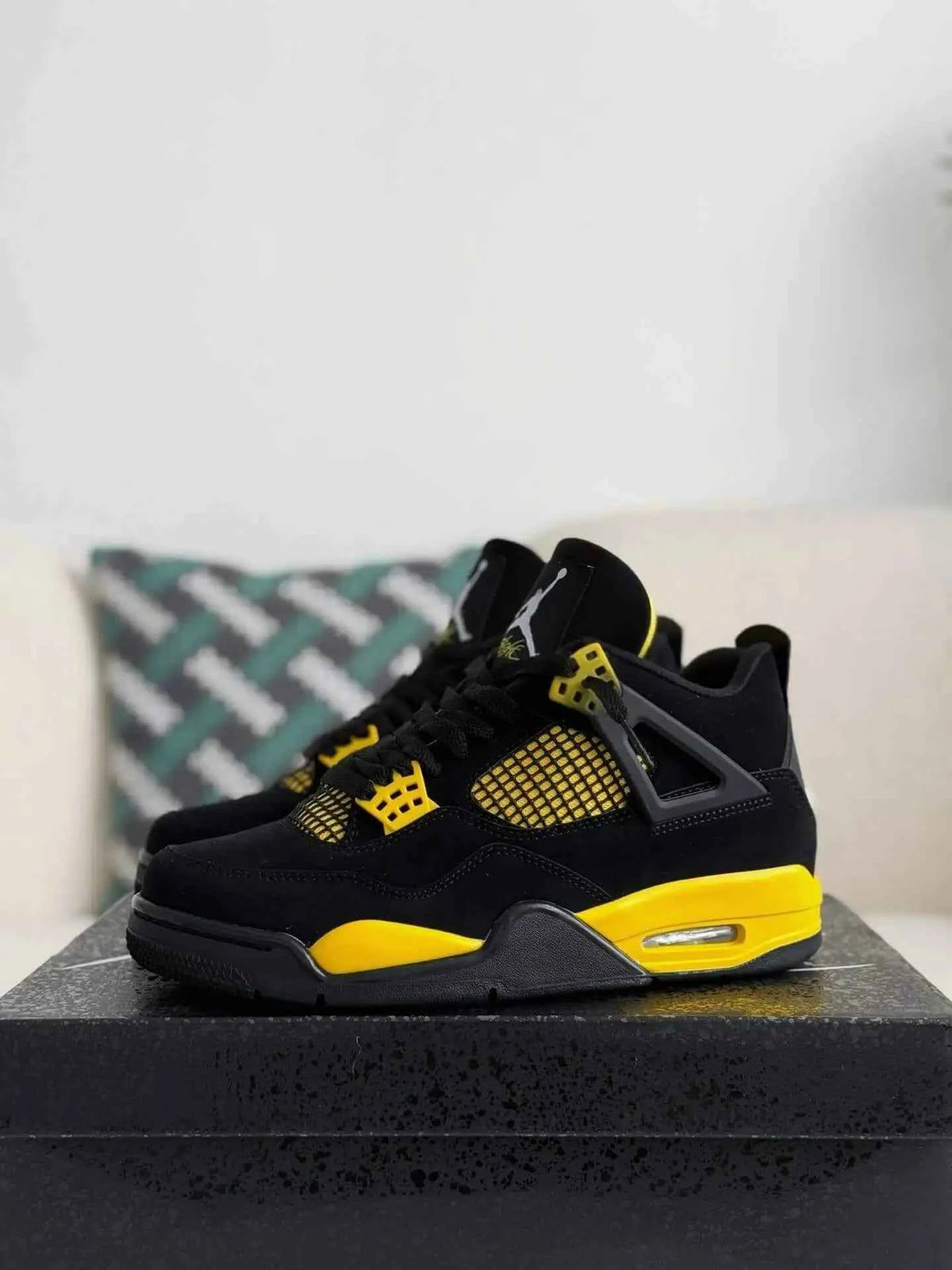 Air Jordan 4 Retro Thunder - Black & Yellow Sneakers