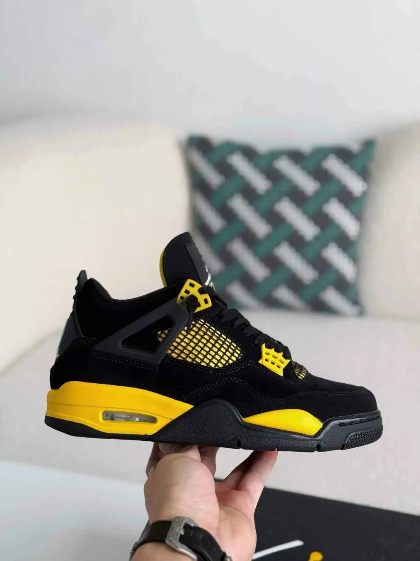 Air Jordan 4 Retro Thunder - Black & Yellow Sneakers