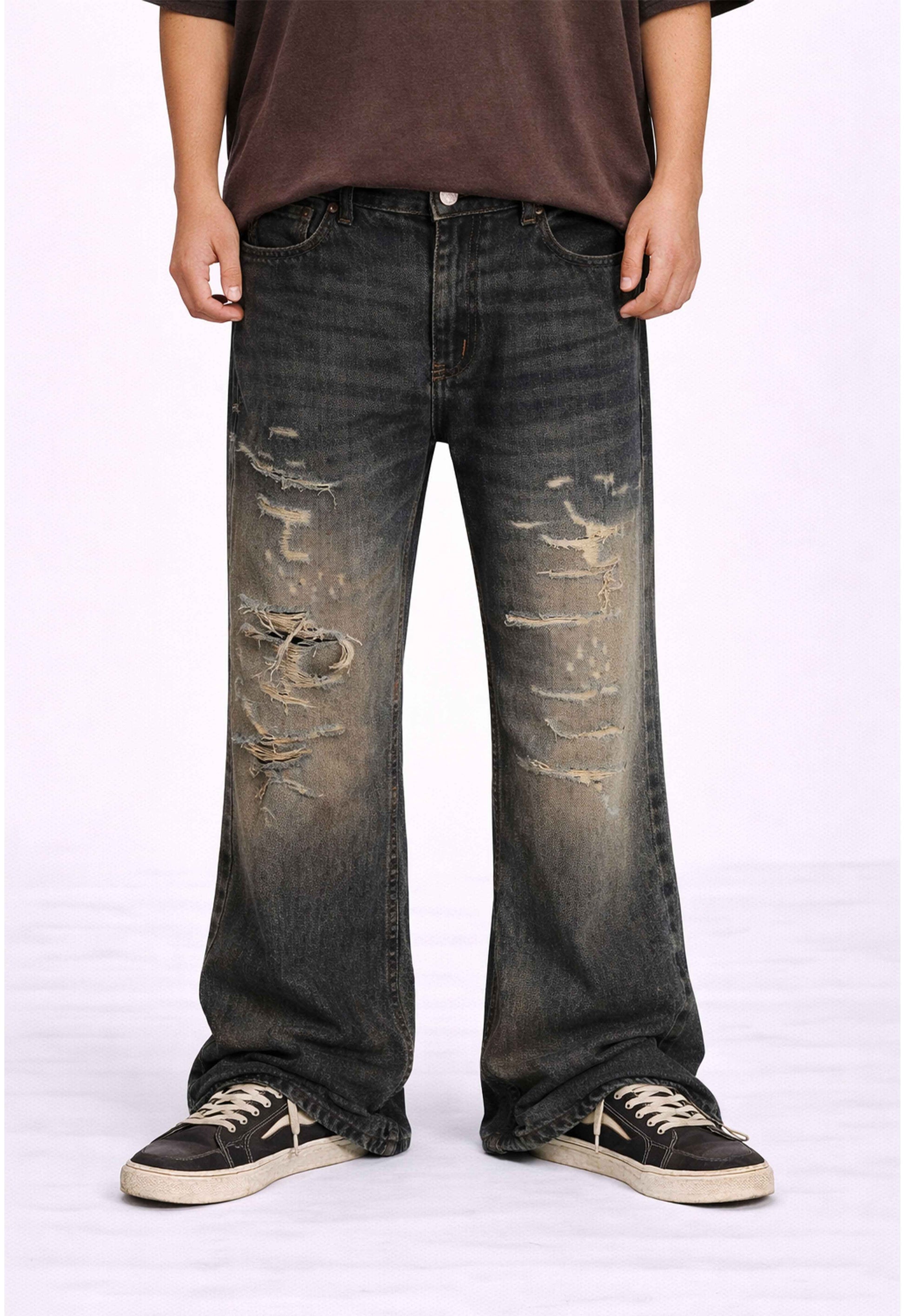 CLASSIC DISTRESSED DENIM