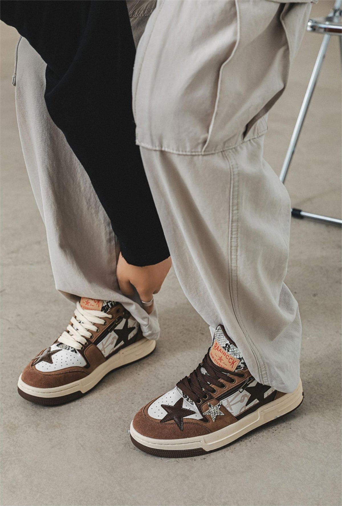 Zipper | Brown Sneakers with Star Element - OMYGOODS